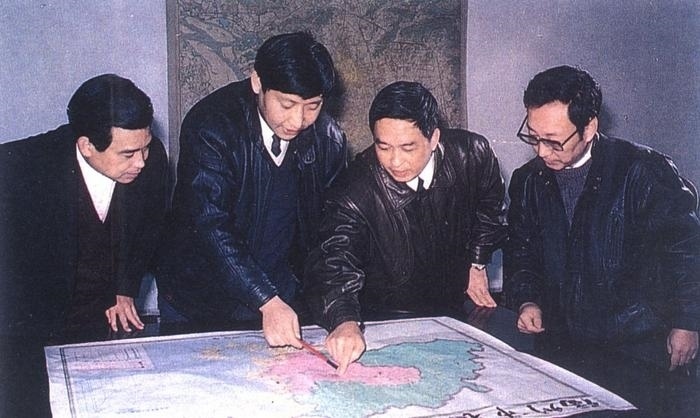 1991年12月，習近平與同事討論福州市戰(zhàn)略規(guī)劃設想。