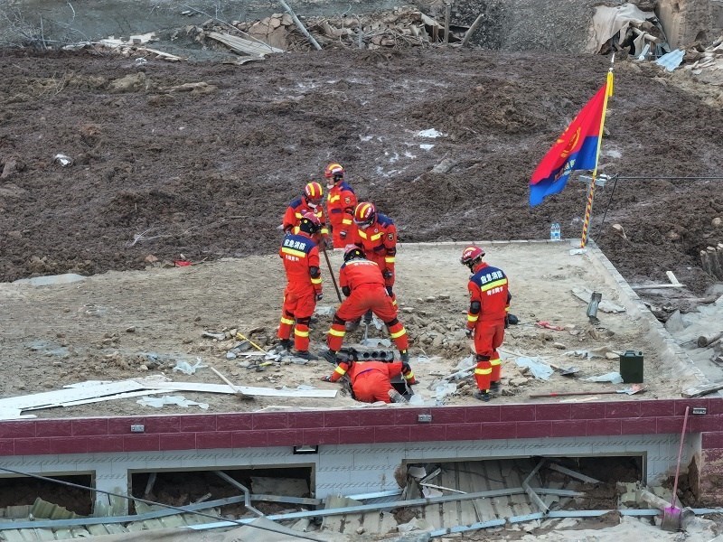 救援人員在現(xiàn)場。賀勇攝。