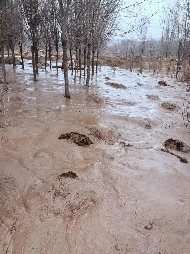 次生災(zāi)害襲擊過的村落。喬棟攝。