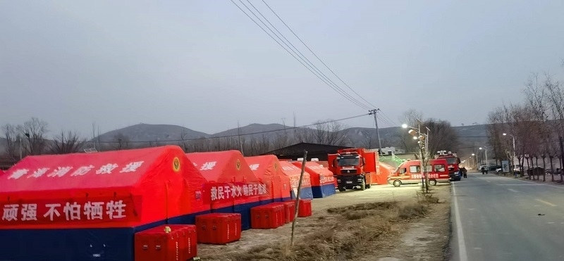 救災(zāi)隊員現(xiàn)場扎起了帳篷。王梅攝。