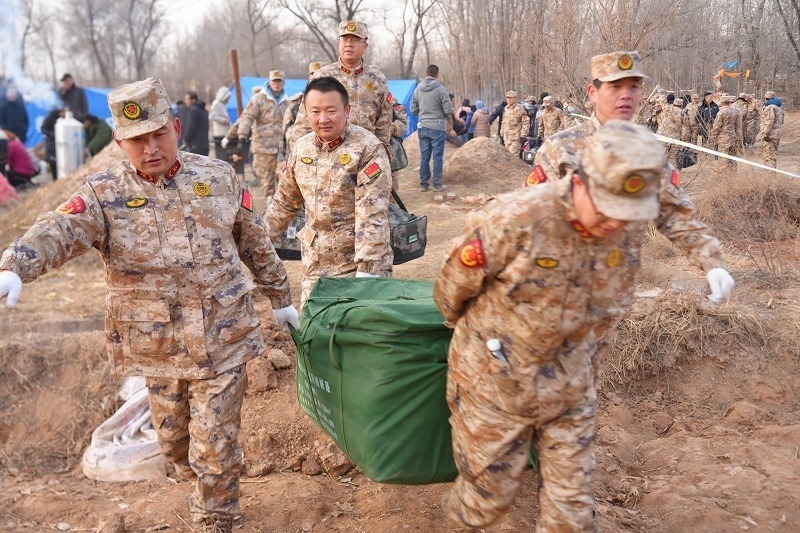 救援人員正在現(xiàn)場緊急搬運物資。賀勇攝。