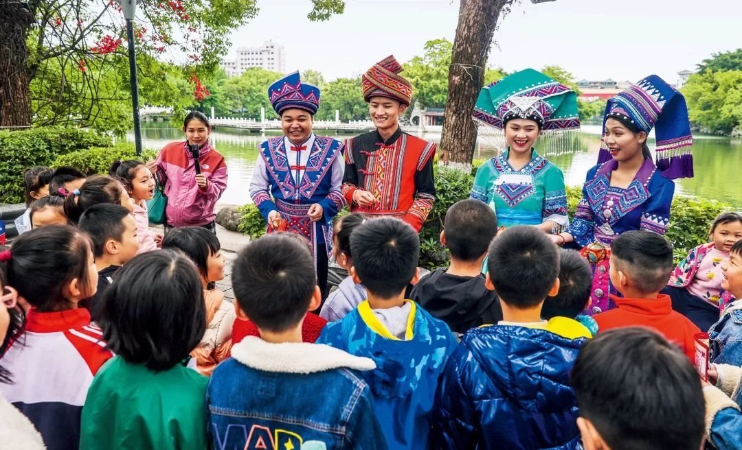 2023年4月25日，廣西桂林，“網(wǎng)絡(luò)法治宣傳一條街”在榕湖景區(qū)古南門“開街”，身穿民族服裝的工作人員演唱山歌向青少年普及網(wǎng)絡(luò)法治知識(shí)。