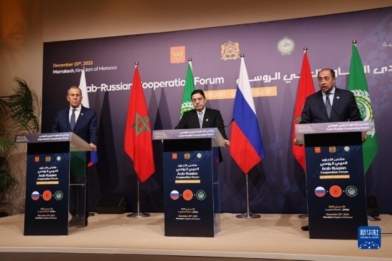 12月20日，在摩洛哥南部城市馬拉喀什舉行的第六屆阿拉伯-俄羅斯合作論壇主議程結(jié)束后，俄羅斯外交部長拉夫羅夫、摩洛哥外交大臣布里達、阿拉伯國家聯(lián)盟（阿盟）副秘書長胡薩姆·扎基（從左至右）出席記者會。新華社記者霍晶攝