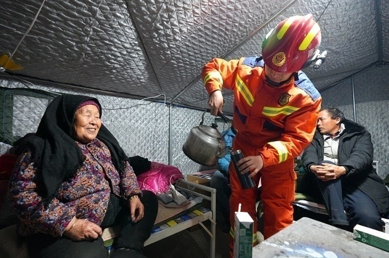 村民龔尕芳與消防員交流。賀勇攝。