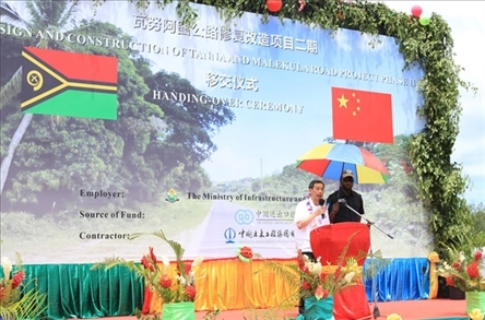 2023年12月18日，中國駐瓦努阿圖大使李名剛在瓦努阿圖公路項目二期馬勒庫拉段的移交儀式上發(fā)表致辭。人民網(wǎng) 賀吉攝