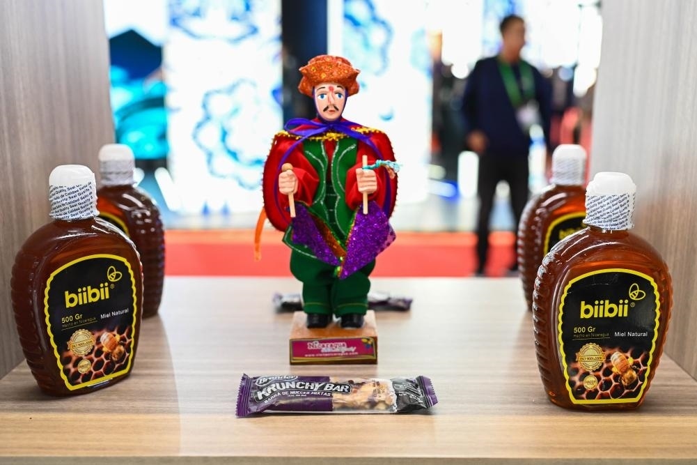 2023年11月8日在第六屆進博會上拍攝的尼加拉瓜蜂蜜產(chǎn)品。