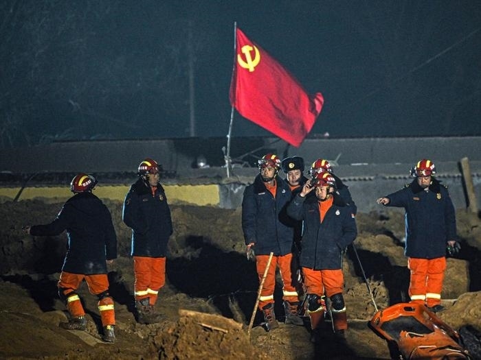 2023年12月21日，救援隊員在青海省海東市民和回族土族自治縣中川鄉(xiāng)金田村現(xiàn)場救援。新華社記者 張龍 攝