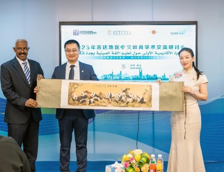 主辦方向與會(huì)代表贈(zèng)送書(shū)畫(huà)作品。主辦方供圖