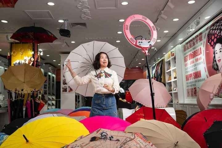 在義烏打拼了27年的商戶張吉英，正通過直播銷售雨傘。義烏市委宣傳部供圖