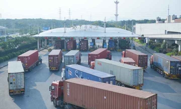 義烏海關排隊等待出關的車輛。共享聯(lián)盟·義烏 吳峰宇 攝