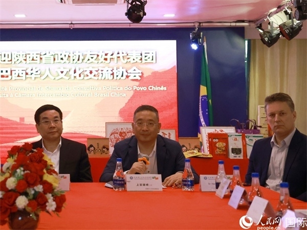 巴西華人文化交流協(xié)會(huì)主席上官建峰（中）在座談會(huì)上發(fā)言。人民網(wǎng)記者 陳海琪攝