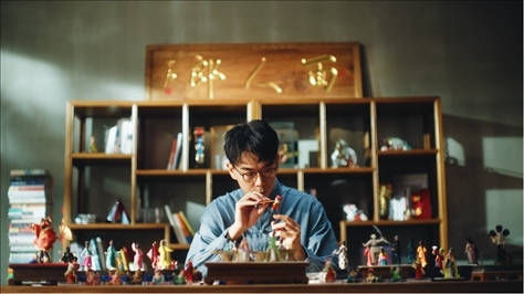 郎佳子彧通過短視頻直播，讓更多人關(guān)注并喜歡捏面人。受訪者供圖