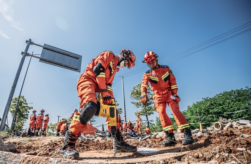 周彩琪和隊(duì)友在救援現(xiàn)場(chǎng)。受訪(fǎng)者供圖