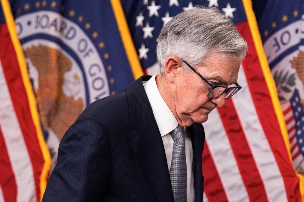 11月1日，美國聯(lián)邦儲(chǔ)備委員會(huì)主席鮑威爾在華盛頓出席記者會(huì)。新華社發(fā)（亞倫攝）