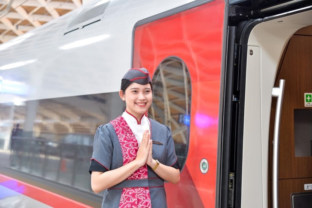 12月12日，乘務(wù)人員在印度尼西亞雅加達(dá)的哈利姆車站站臺(tái)歡迎乘坐雅萬高鐵的乘客。新華社記者徐欽攝