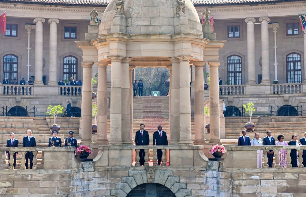 當(dāng)?shù)貢r(shí)間8月22日上午，正在南非進(jìn)行國(guó)事訪問(wèn)的國(guó)家主席習(xí)近平在比勒陀利亞總統(tǒng)府同南非總統(tǒng)拉馬福薩會(huì)談。會(huì)談前，拉馬福薩在總統(tǒng)府廣場(chǎng)為習(xí)近平舉行歡迎儀式。新華社記者 殷博古 攝