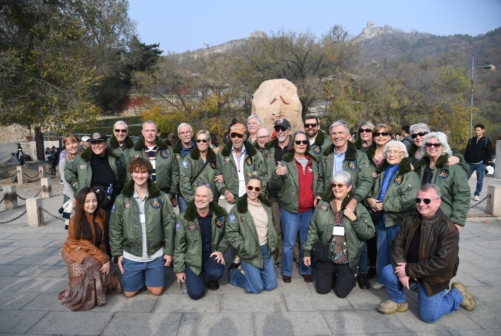 2023年10月29日，飛虎隊(duì)老兵莫耶一行人在北京八達(dá)嶺長(zhǎng)城合影留念。當(dāng)日，美中航空遺產(chǎn)基金會(huì)訪華代表團(tuán)成員陸續(xù)抵達(dá)北京。新華社記者 任超 攝