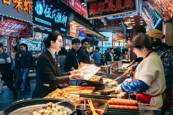 當(dāng)?shù)劂y行工作人員向個體經(jīng)營者介紹金融服務(wù)。受訪者供圖