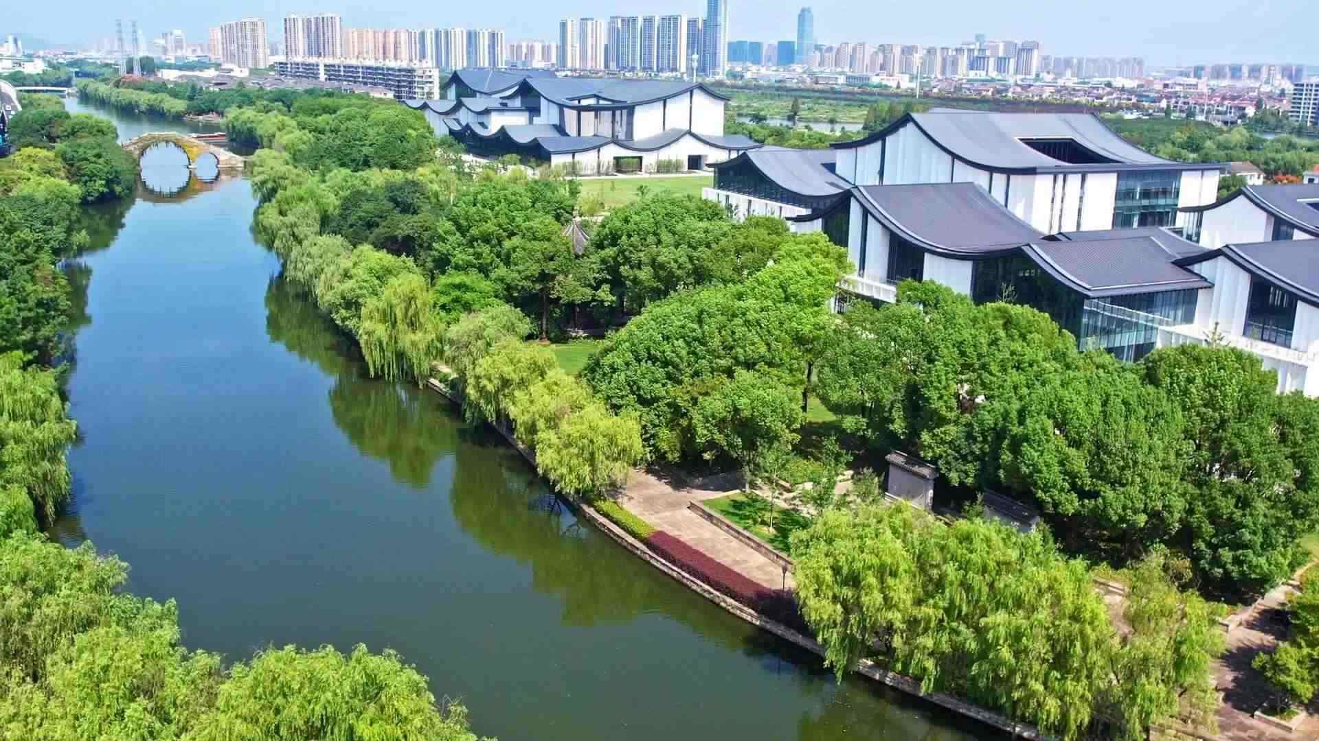 △浙東運河。今年9月20日，習近平總書記來到浙東運河文化園考察，強調(diào)“大運河文化是中國優(yōu)秀傳統(tǒng)文化的重要組成部分，要在保護、傳承、利用上下功夫，讓古老大運河煥發(fā)時代新風貌”。