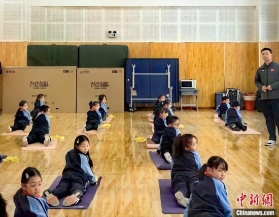 逸陽文思學(xué)校學(xué)生正在進(jìn)行運(yùn)動(dòng)恢復(fù)矯正訓(xùn)練。<a target='_blank' href='/' ><p align=