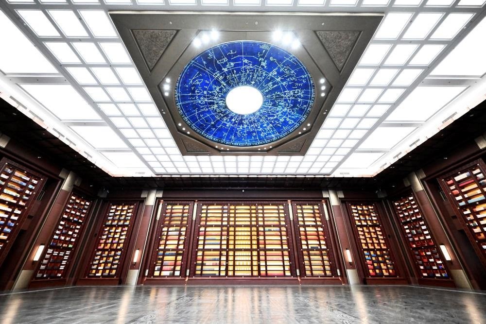 △中國國家版本館中央總館“文瀚閣”內(nèi)景。星空穹頂上是一幅宋代石刻天文圖，傳遞著“文瀚閣”的寓意：中華文明如星空般浩瀚璀璨。