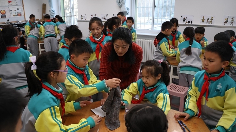 科學(xué)老師教同學(xué)制作消聲裝置。校方供圖