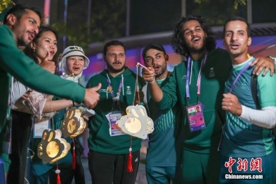 資料圖：9月29日，中國傳統節(jié)日中秋節(jié)，杭州亞運會運動員村舉辦中秋主題活動，中外運動員們歡聚一堂。圖為沙特阿拉伯運動員手持燈籠拍攝照片。<a target='_blank' href='/'><p align=