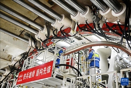 12月30日，中鐵十四局技術(shù)人員在盾構(gòu)掘進(jìn)開(kāi)始前檢查“海天號(hào)”盾構(gòu)機(jī)。新華社記者 李紫恒 攝