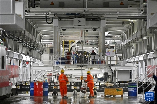 12月30日，建設(shè)者在青島膠州灣第二隧道工程南線主線隧道盾構(gòu)掘進(jìn)現(xiàn)場(chǎng)作業(yè)。新華社記者 李紫恒 攝