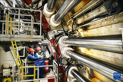 12月30日，中鐵十四局技術(shù)人員在盾構(gòu)掘進(jìn)開(kāi)始前檢查“海天號(hào)”盾構(gòu)機(jī)。新華社記者 李紫恒 攝