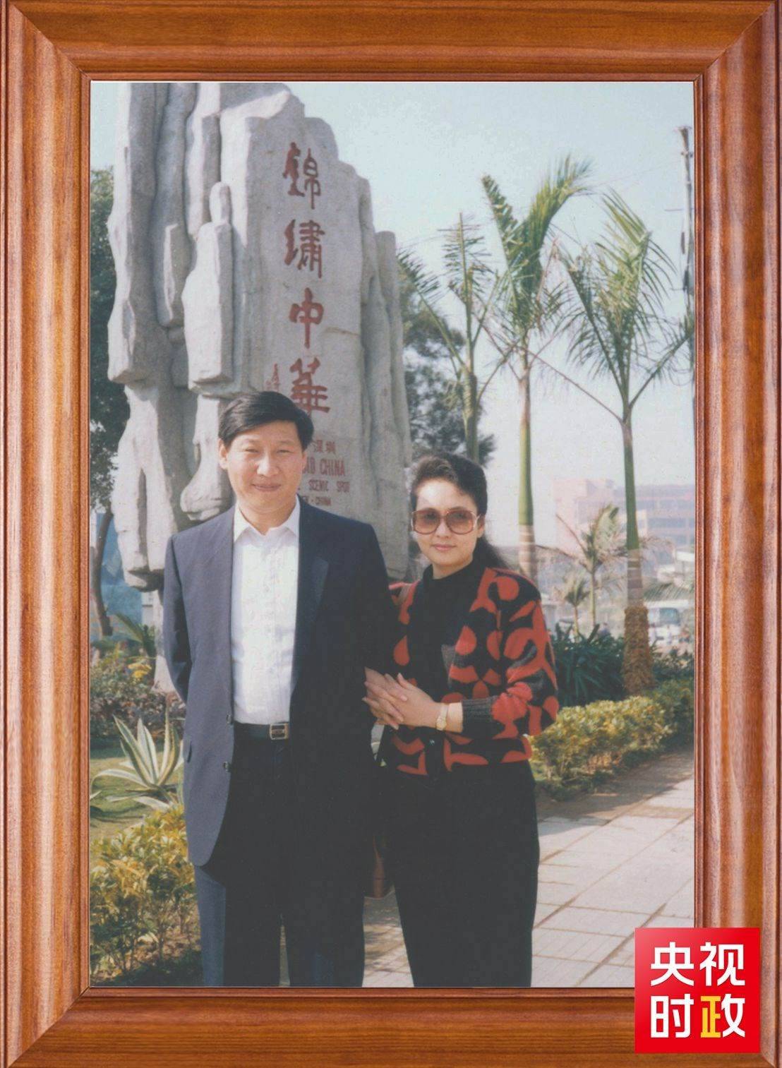 △這是習近平和夫人彭麗媛的合影。這張照片第一次出現(xiàn)在他的書架上。