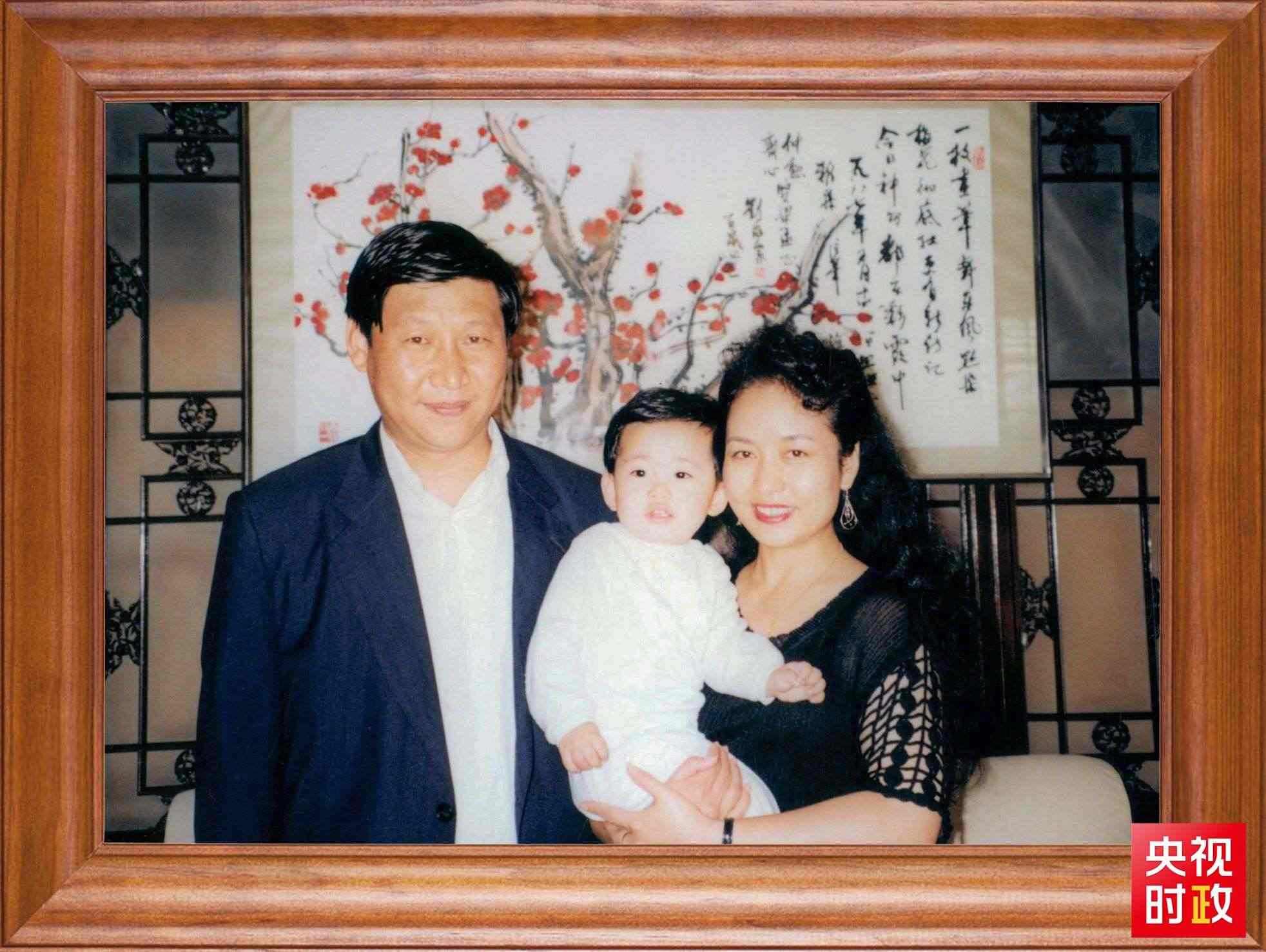 △這是習近平一家三口的合影。這張照片第一次出現(xiàn)在他的書架上。