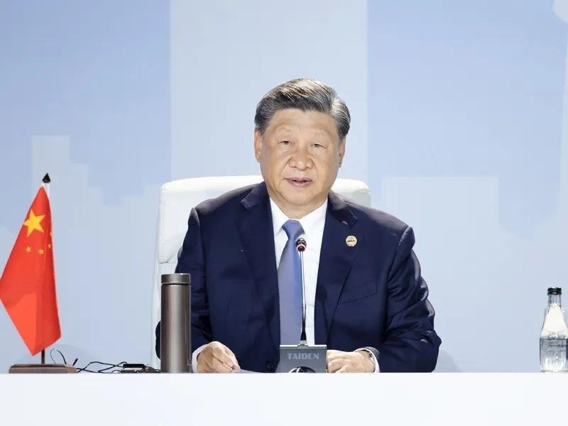 當?shù)貢r間8月24日，習近平主席在南非約翰內(nèi)斯堡出席金磚國家領導人第十五次會晤特別記者會。