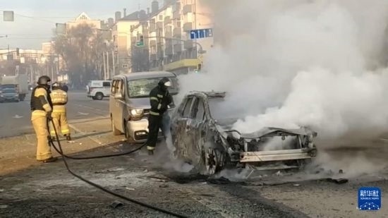 這張俄羅斯緊急情況部12月30日發(fā)布的視頻截圖顯示，在俄羅斯別爾哥羅德市，工作人員在現(xiàn)場救援。新華社發(fā)