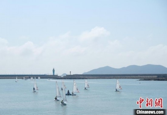 浙江象山，杭州亞運(yùn)會(huì)帆船項(xiàng)目運(yùn)動(dòng)員揚(yáng)帆起航。林波 攝