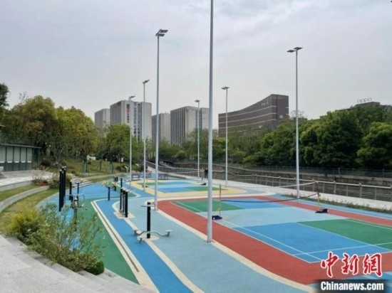 杭州余杭區(qū)一嵌入式體育場(chǎng)地。張煜歡 攝