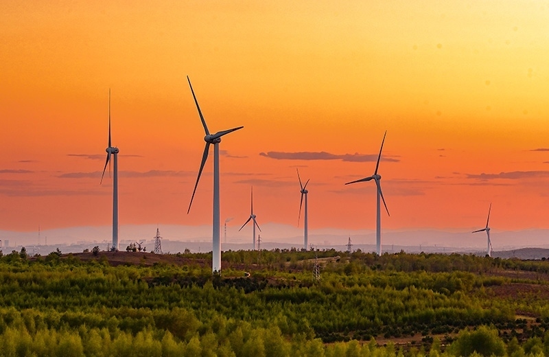 2023年5月23日清晨拍攝的內(nèi)蒙古興安盟烏蘭浩特市呼和馬場(chǎng)風(fēng)力光伏發(fā)電場(chǎng)內(nèi)的風(fēng)機(jī)。