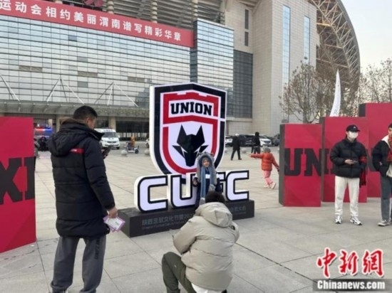 球迷們與隊徽合影。記者 卞立群 攝