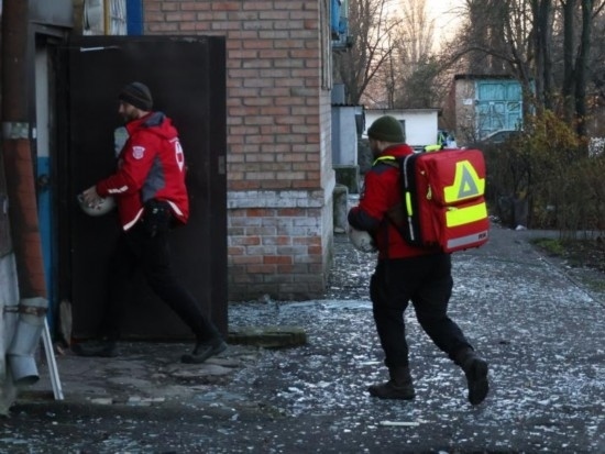 2023年11月25日，烏克蘭紅十字會(huì)救援人員在基輔市一棟遭空襲的居民樓實(shí)施清理和救助工作。新華社發(fā)（羅曼·佩圖什科夫攝）