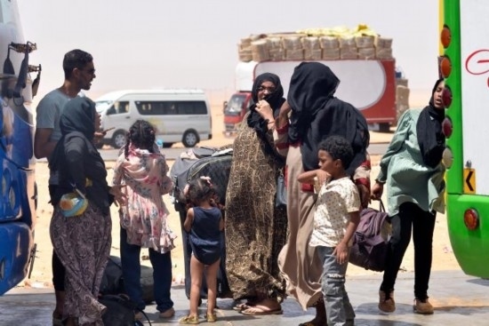  2023年4月27日，在埃及南部與蘇丹交界的阿爾根邊境口岸，人們離開(kāi)蘇丹進(jìn)入埃及境內(nèi)。新華社發(fā)（拉德萬(wàn)攝）