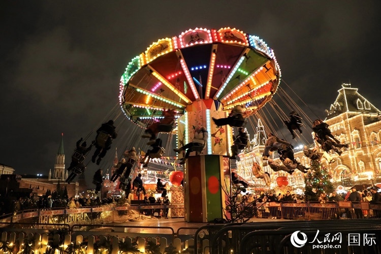位于莫斯科紅場(chǎng)中央的“古姆”新年集市。人民網(wǎng)記者 隋鑫攝
