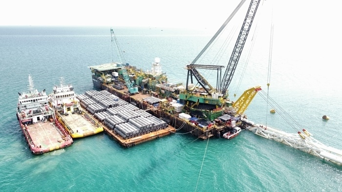 印尼拉維拉維項(xiàng)目52英寸海管拖拉頭準(zhǔn)確抵達(dá)登陸點(diǎn)。主辦方供圖