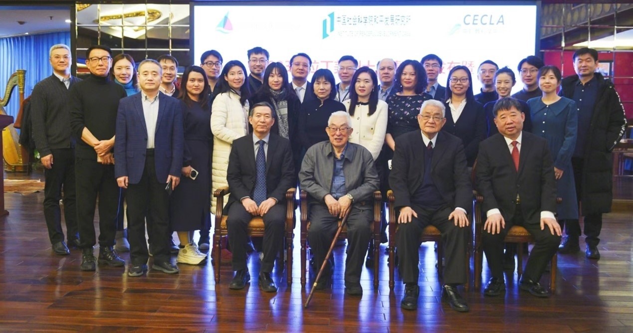 與會專家學(xué)者舉行合影。主辦方供圖
