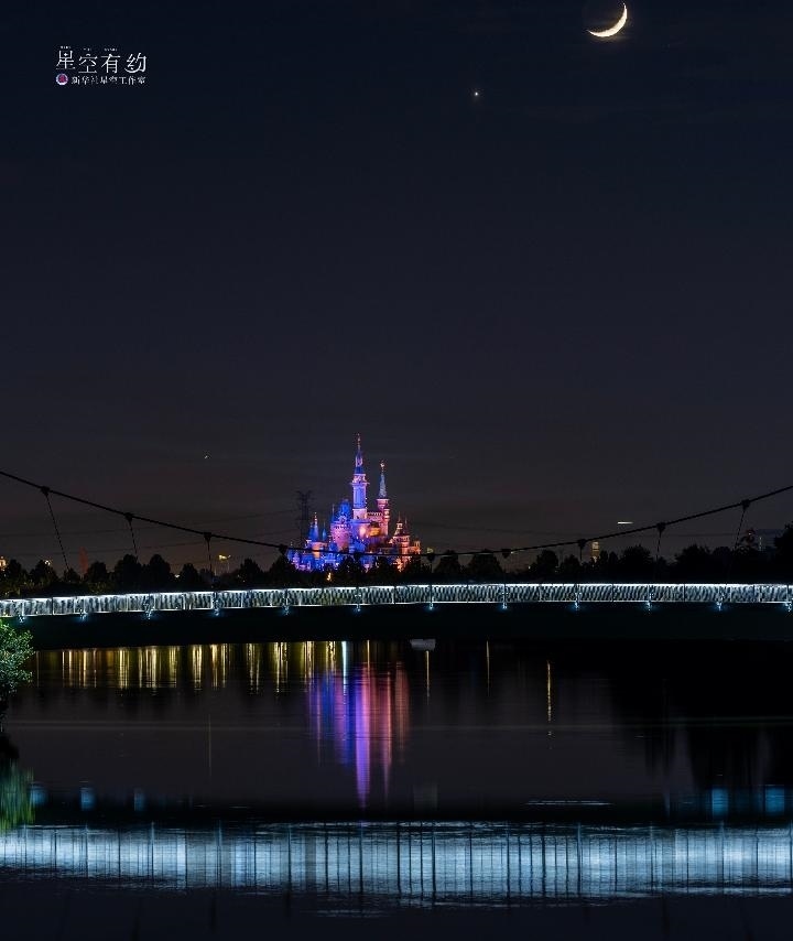 上海星空攝影愛好者陳悅華2023年5月23日在上海浦東拍攝的金星伴月。（本人供圖）