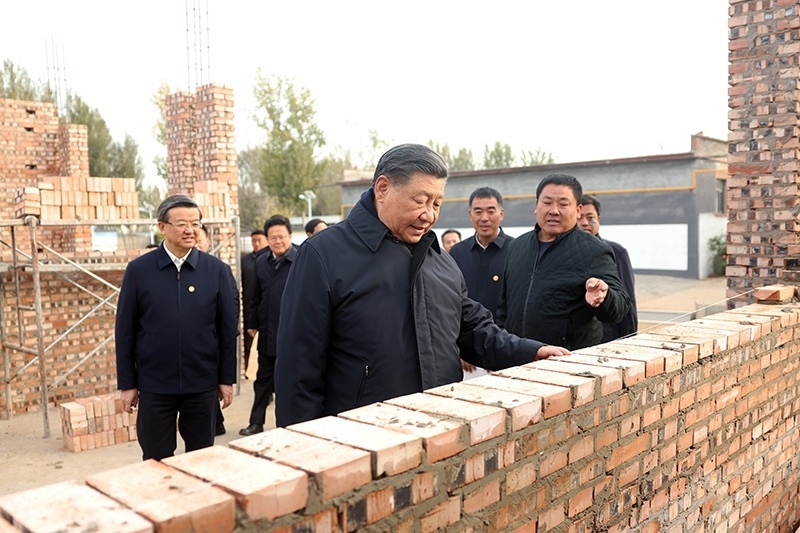 2023年11月10日，習近平總書記在河北保定涿州市刁窩鎮(zhèn)萬全莊村房屋重建施工現(xiàn)場考察。