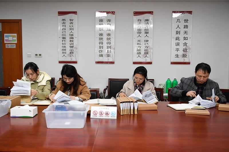 2020年1月8日，浙江寧波市北侖區(qū)紀委工作人員在檢查北侖區(qū)大數(shù)據(jù)發(fā)展管理中心2019年的公款消費票據(jù)，查找是否存在違規(guī)問題。