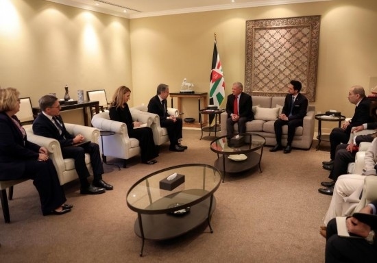 1月7日，約旦國(guó)王阿卜杜拉二世（中右）在安曼會(huì)見到訪的美國(guó)國(guó)務(wù)卿布林肯（中左）。新華社發(fā)（約旦王宮供圖）