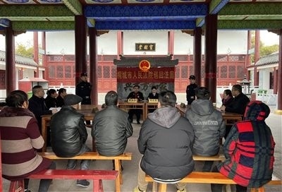  圖③：庭審在謝氏祠堂內(nèi)進行。