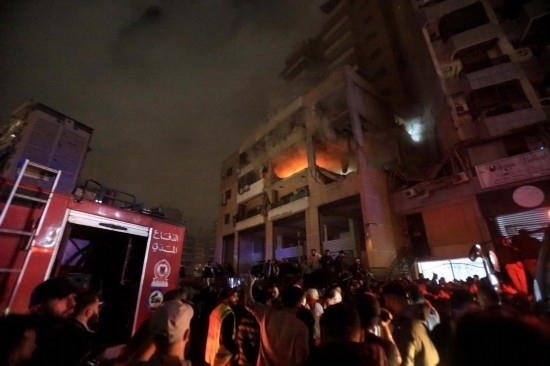 1月2日，人們聚集在黎巴嫩貝魯特南郊的以色列無人機(jī)襲擊現(xiàn)場。新華社發(fā)（比拉爾·賈維希攝）