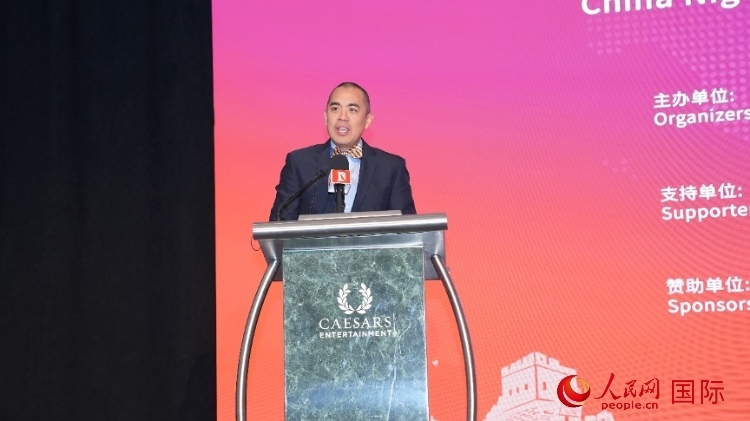 內(nèi)華達州副州長辦公室幕僚長魯?shù)稀づ撩鲌D安在論壇致辭。人民網(wǎng)記者 鄧圩攝